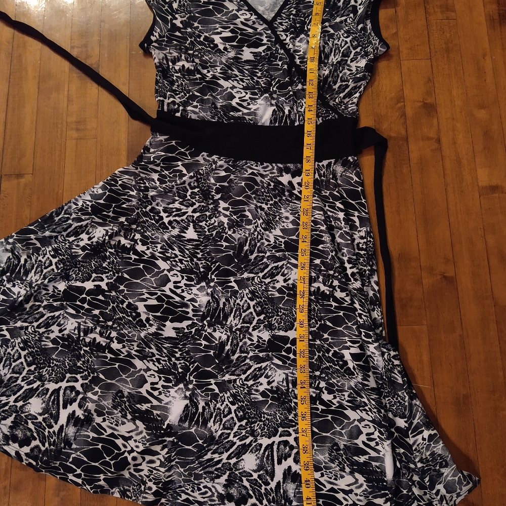Size S Reina black an white animal print dress - Picture 13 of 16